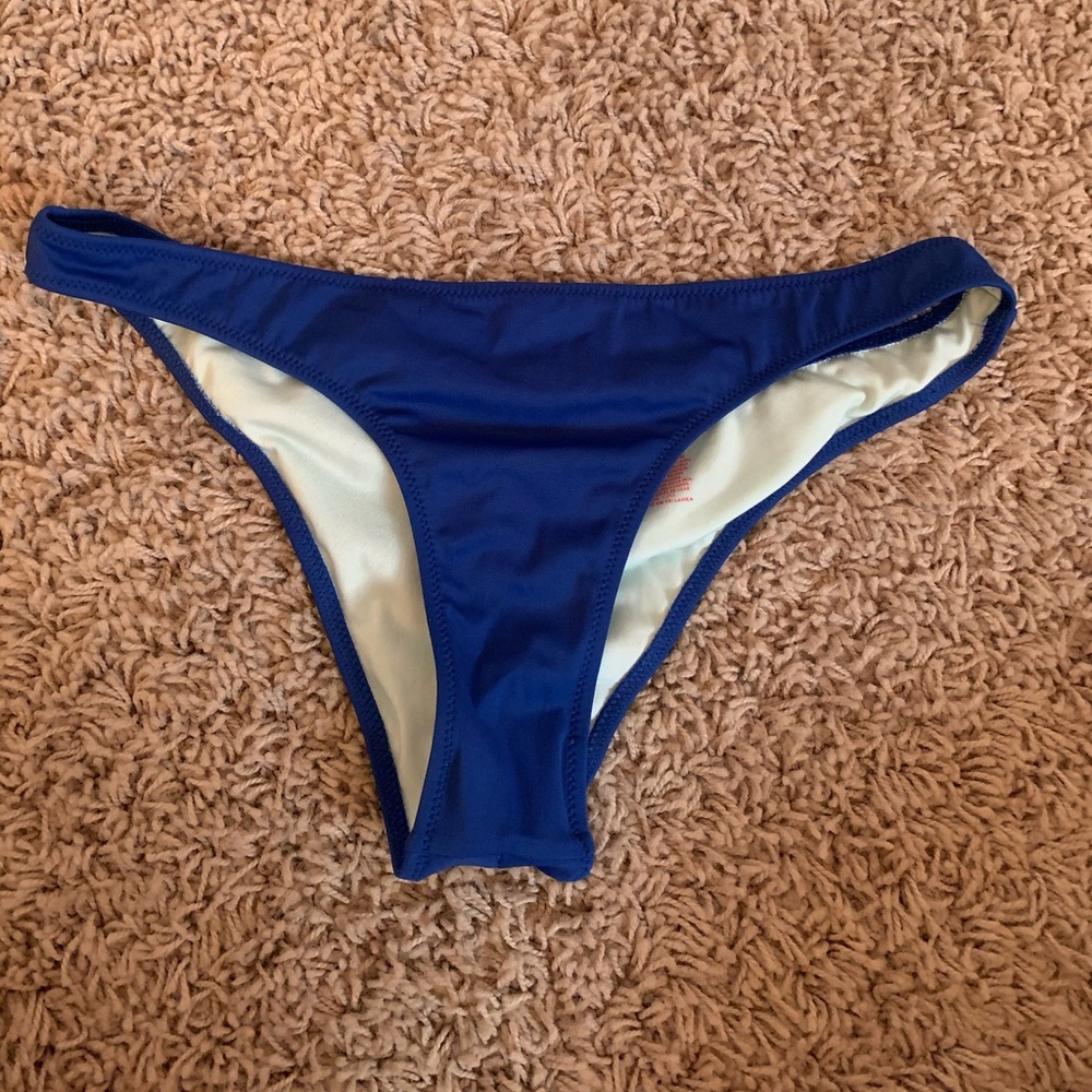 Cheeky navy bikini bottoms